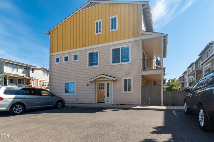 Property Photo: 811 Overcup Street OR 97501