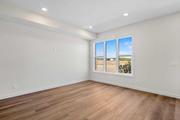 Property Photo:  2057 Vantage Way SW  AB T4B 5Y5 