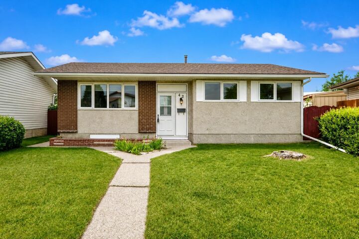 Property Photo:  42 Rundlelawn Close NE  AB T1Y 3J3 