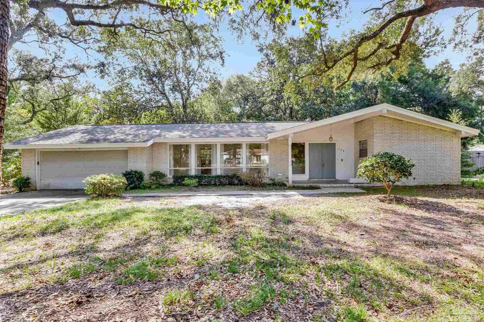 Property Photo:  208 Cordoba St  FL 32561 