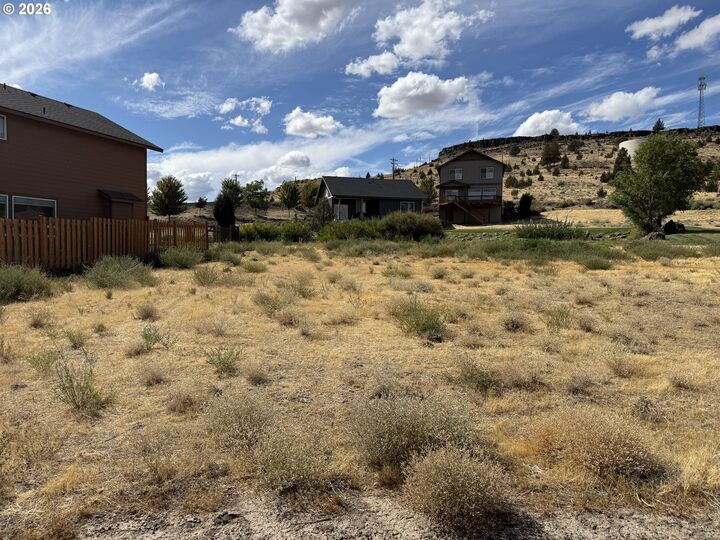 Property Photo: 425 Little Lake Rd OR 97037