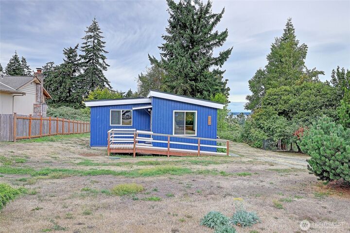 Property Photo: 921 James Way WA 98282