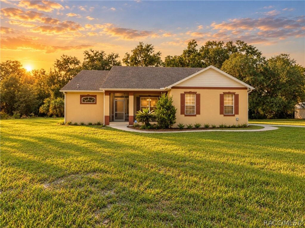 Property Photo:  2340 SE 34th Way  FL 33585 