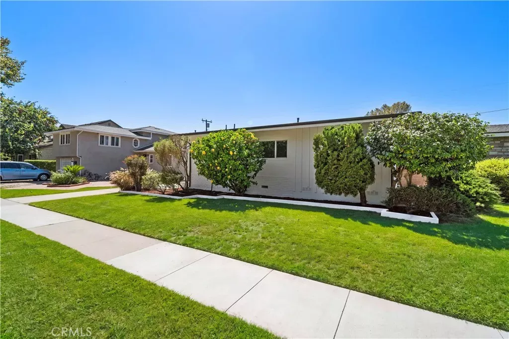 Property Photo:  2929 N Studebaker  CA 90815 