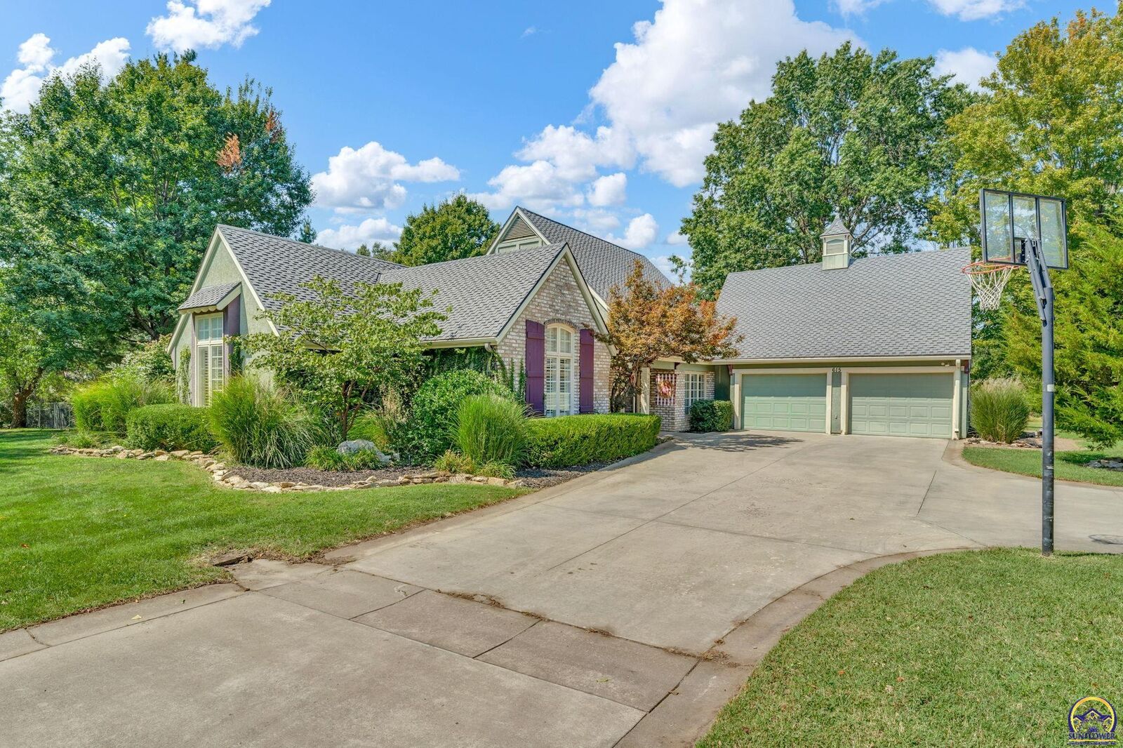 Property Photo:  615 W Willow Ln  KS 66067 
