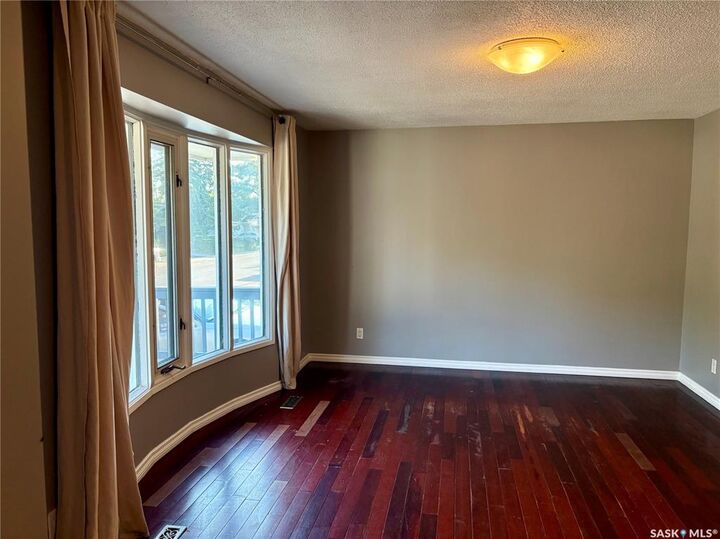 Property Photo:  432 Cavendish Street  SK S4N 4K4 