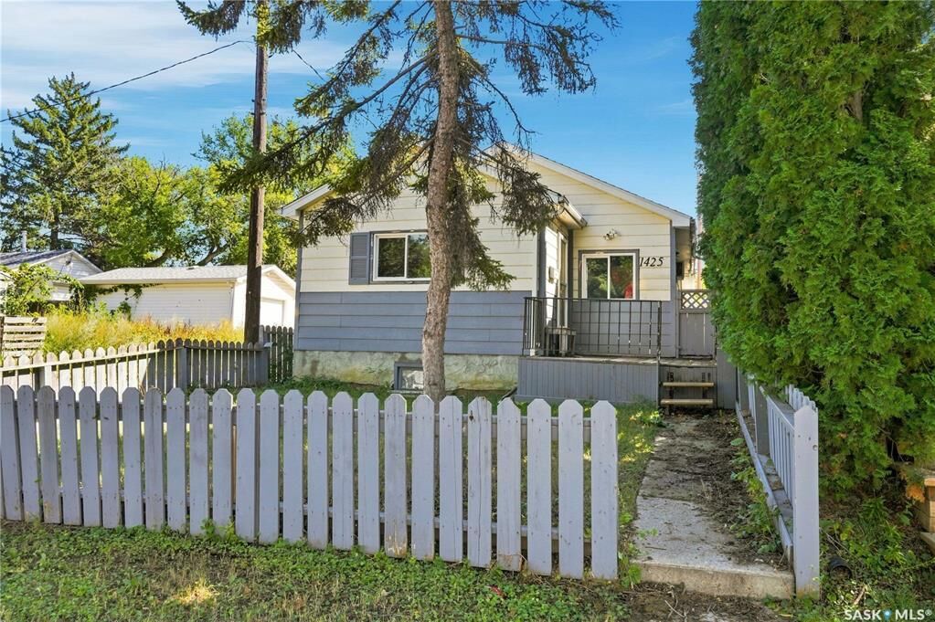Property Photo:  1425 McIntosh Street  SK S4T 5C4 