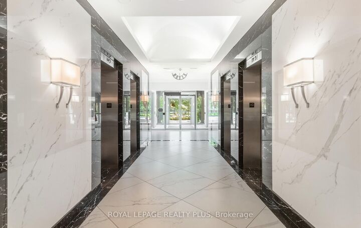 Property Photo:  45 Kingsbridge Garden Circle 808  ON L5R 3K4 
