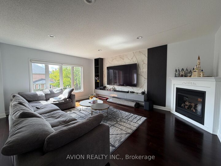 Property Photo:  29 Falling River Drive Main/Upper  ON L4S 2R1 