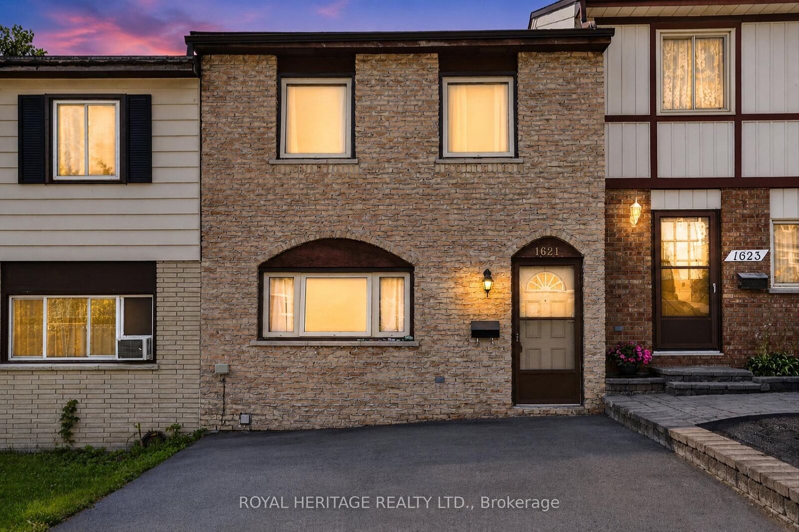 Property Photo:  1621 Applewood Crescent  ON K9K 1N3 