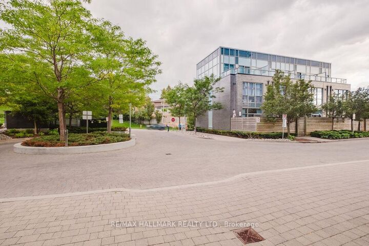 Property Photo:  18 Graydon Hall Drive 1803  ON M3A 0A4 