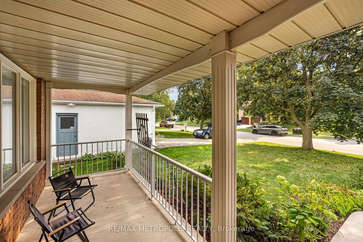 Property Photo:  598 Black Oak Crescent  ON N2V 1A5 