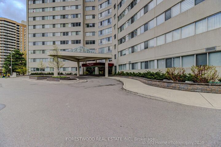 Property Photo:  3700 Kaneff Crescent 2202  ON L5A 4B8 