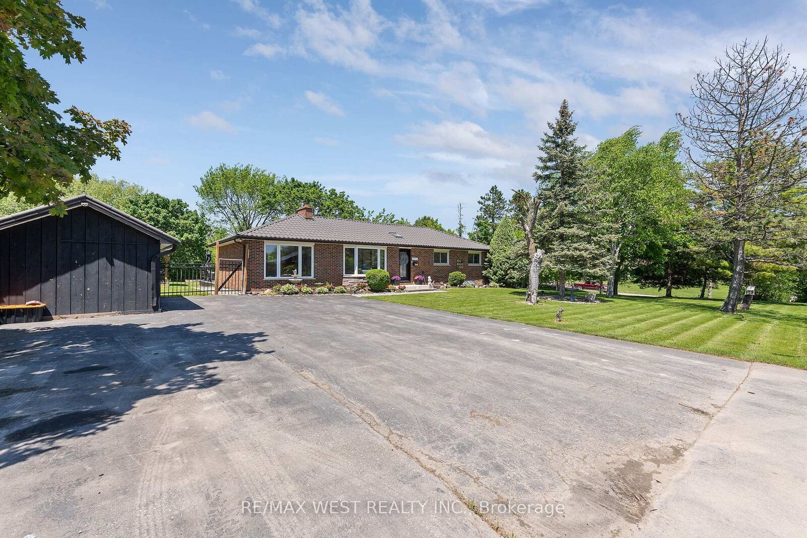 Property Photo:  16731 Leslie Hill Road Main  ON L0P 1N0 