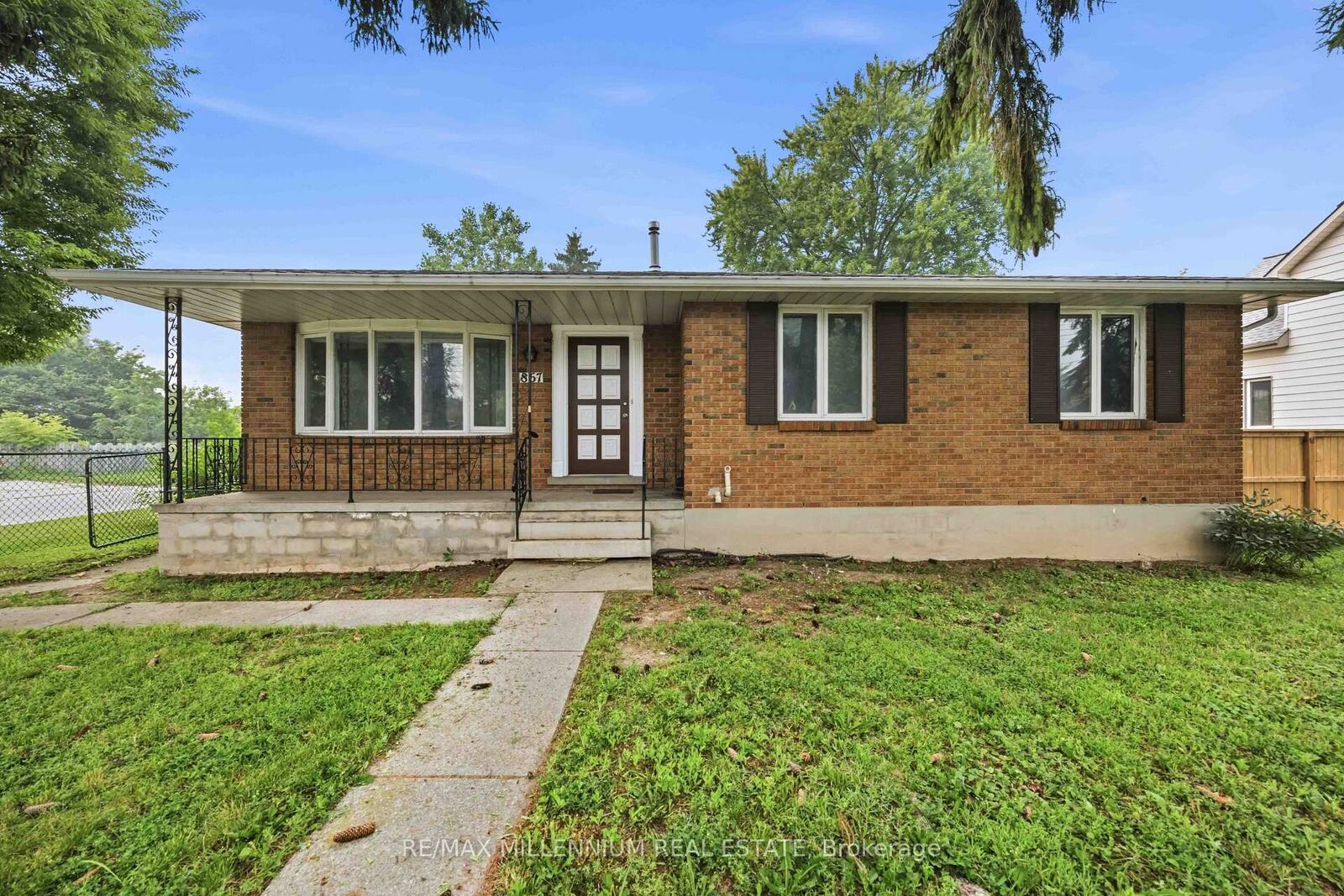 Property Photo:  867 Wellington Street  ON N7T 1J4 