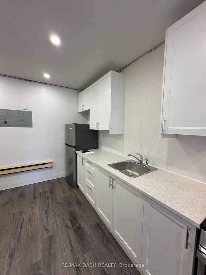 Property Photo:  565 Yonge Street 4fl  ON M4Y 1Z2 
