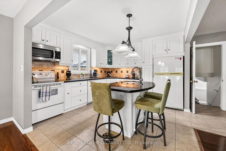 Property Photo:  128 Melissa Crescent  ON L3C 6N9 