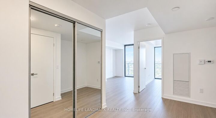Property Photo:  11 Wellesley Street W 1907  ON M4Y 1E8 