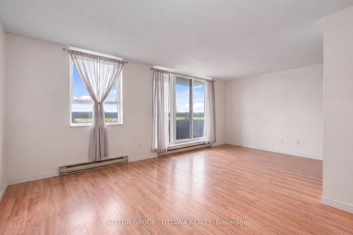 Property Photo:  2000 Jasmine Crescent 516  ON K1J 8K4 