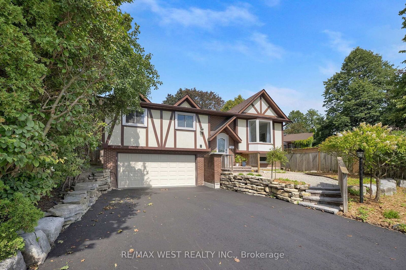 Property Photo: 4 Flemington Court ON L1N 5X2
