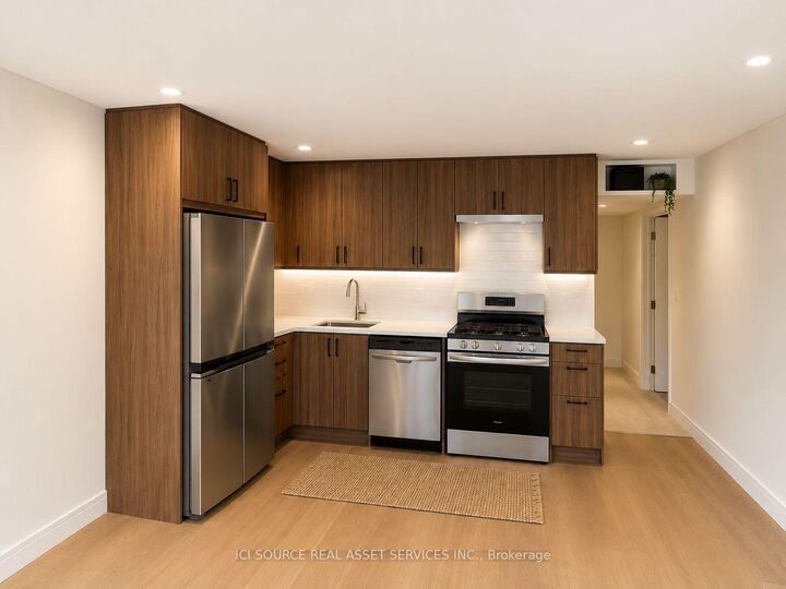 Property Photo:  150 Brunswick Avenue 1  ON M5S 2M2 