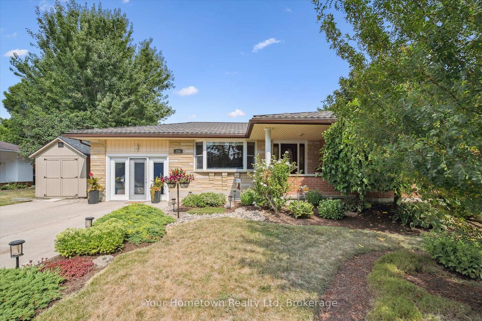 Property Photo:  220 Colborne Street  ON N0B 1S0 