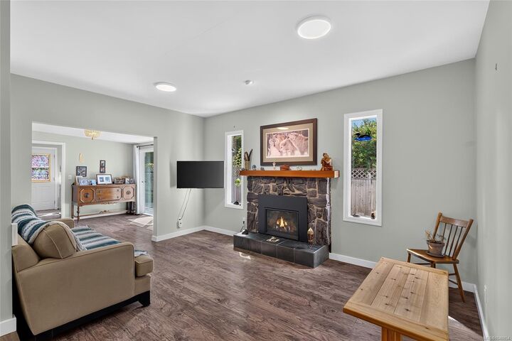 Property Photo:  450 Aurora St  BC V9P 1L3 