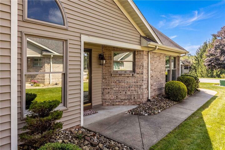Property Photo: 702 Hunt Club Dr PA 15601