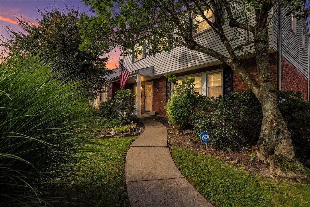 Property Photo:  142 Kelvington Dr  PA 15146 