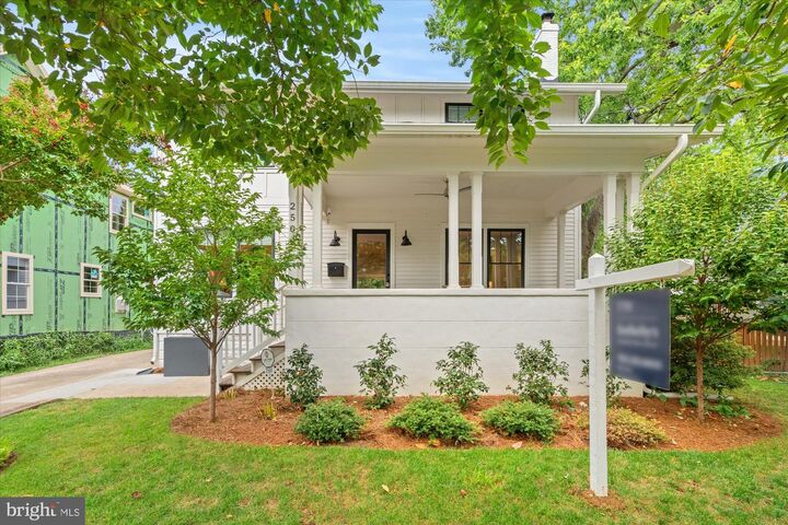 Property Photo: 2504 Leslie Avenue VA 22301