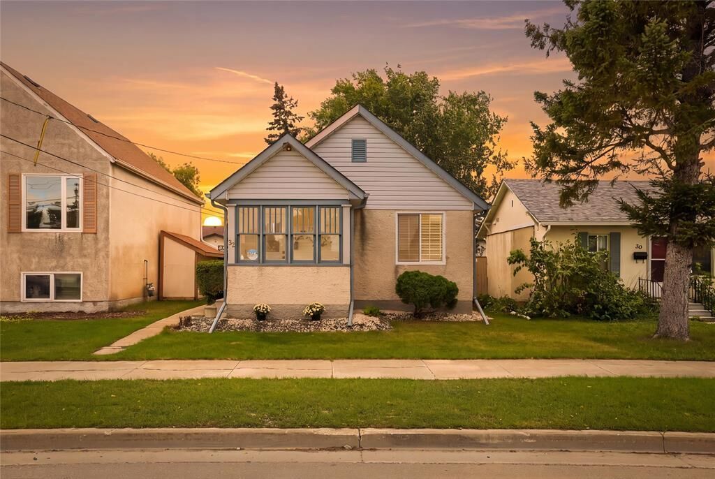 Property Photo: 32 Hindley Avenue MB R2M 1P4