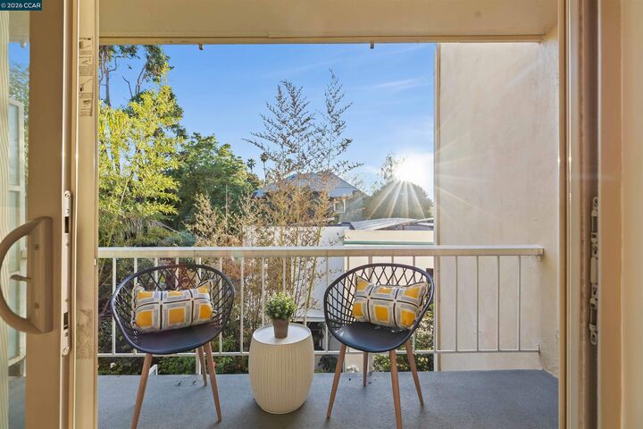 Property Photo:  590 El Dorado Ave 214  CA 94611 