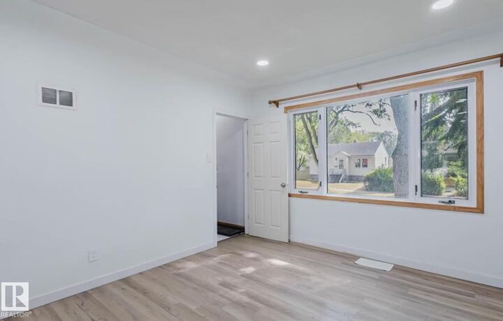 Property Photo:  10948 75 Avenue NW  AB T6G 0G9 