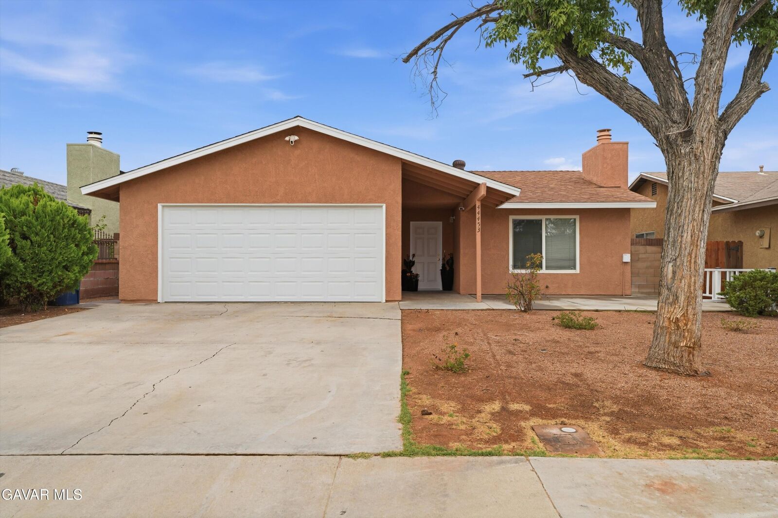 Property Photo: 44453 Watford Ave Avenue CA 93535
