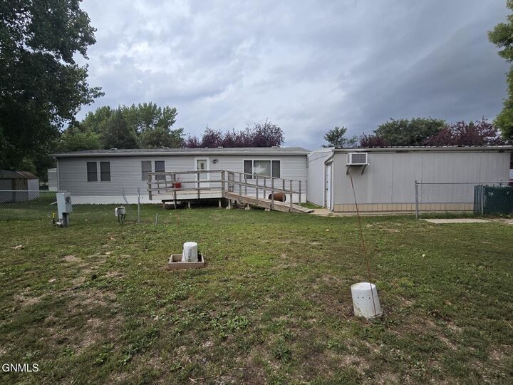 Property Photo:  208 Schlosser Avenue SE  ND 58554 