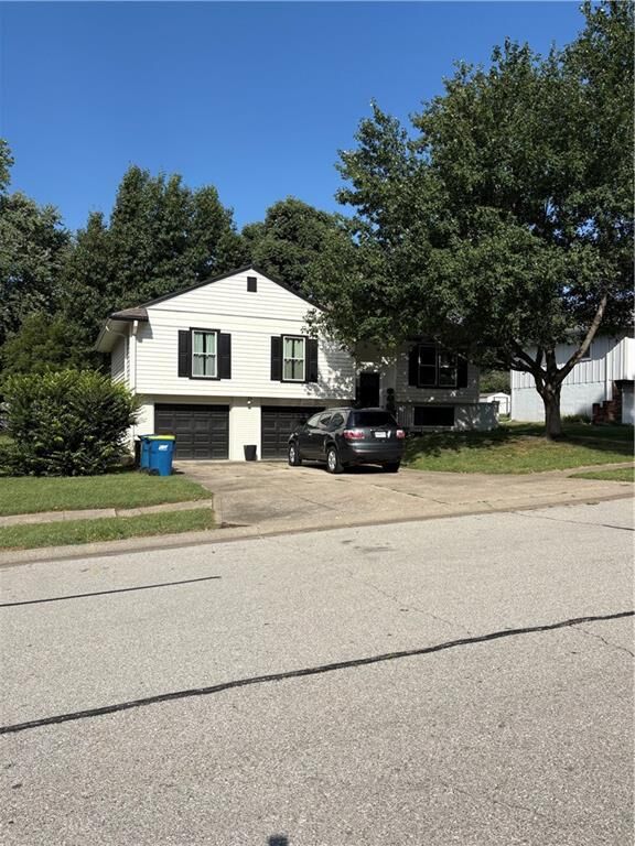 Property Photo: 912 Canterbury Lane MO 64068