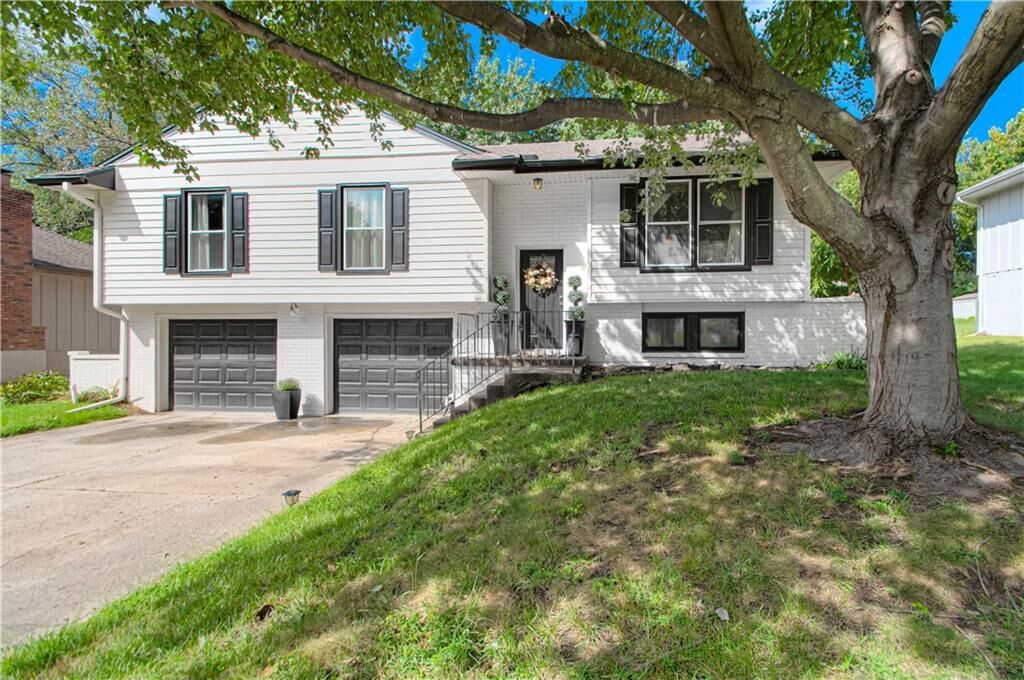Property Photo: 912 Canterbury Lane MO 64068