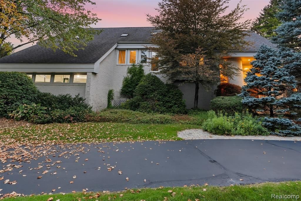 Property Photo: 305 Wilshire Drive MI 48302 1063