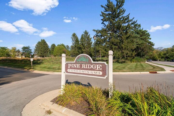 Property Photo:  2112 Pine Ridge Ct  WI 53024 