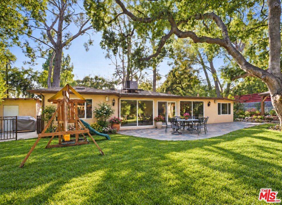 Property Photo:  2452 N Altadena Drive  CA 91001 