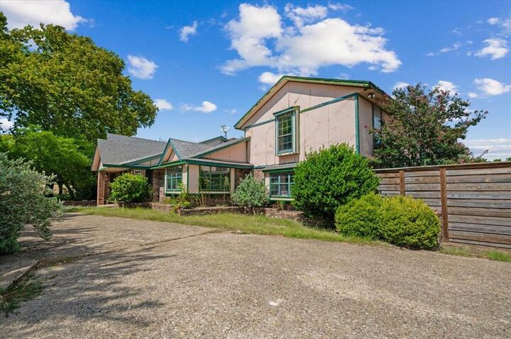 Property Photo: 135 E Pleasant Run Road TX 75104