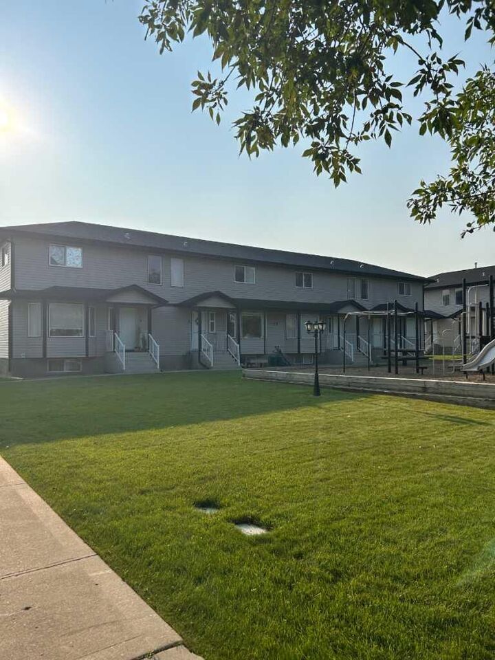 Property Photo:  128 3 Street NE 3  AB T0J 2P0 