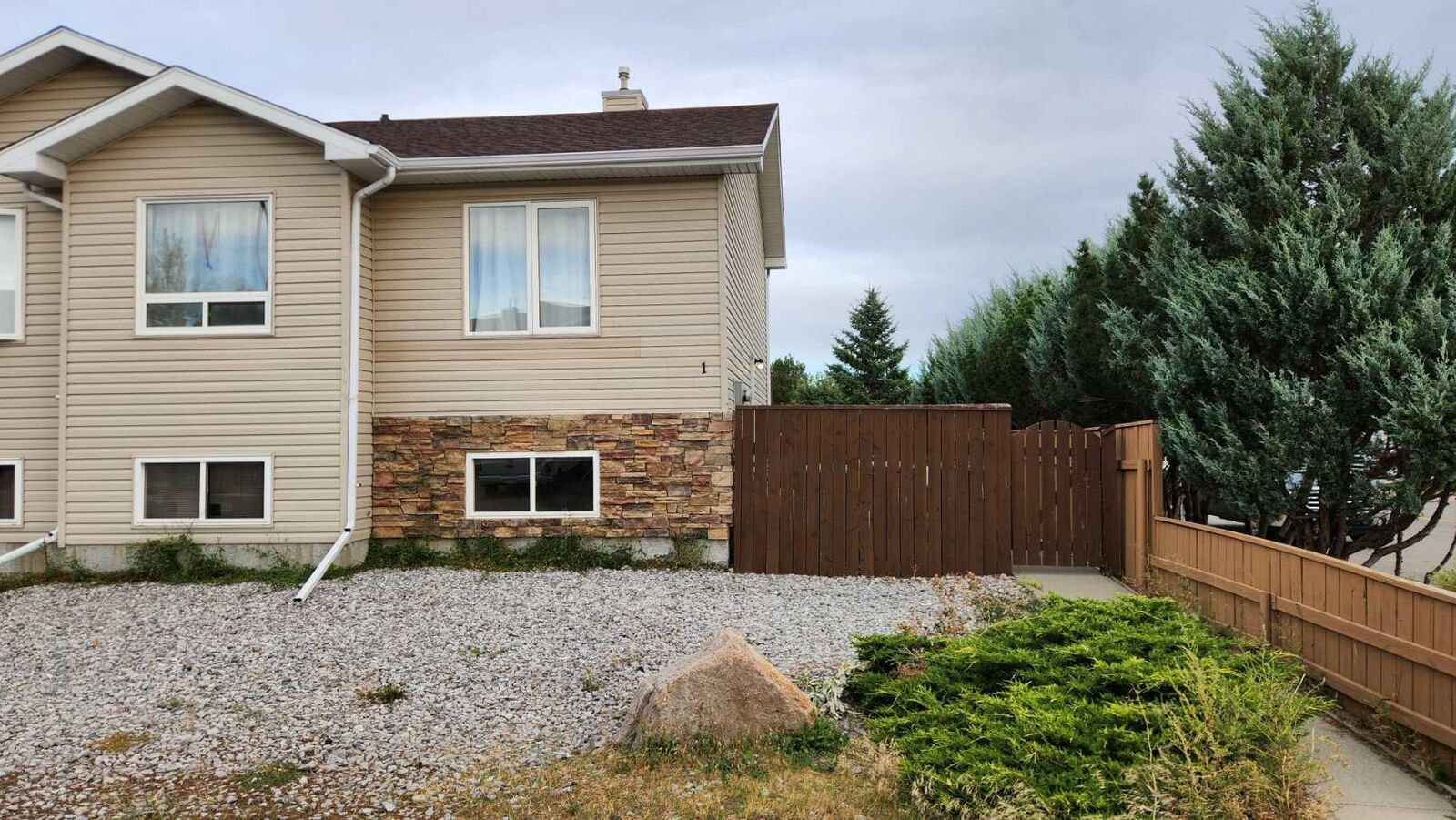 Property Photo:  720 Heritage Boulevard W 1  AB T1K 7X7 