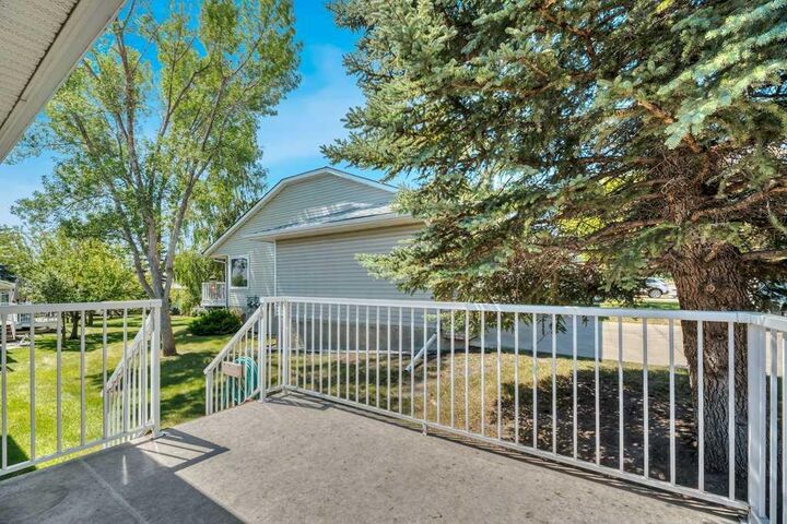 Property Photo:  33 Riverview Point SE  AB T2C 4H8 