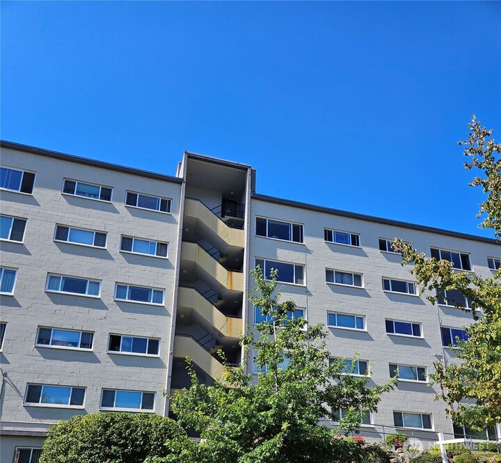 Property Photo: 919 2nd Avenue W 407 WA 98119