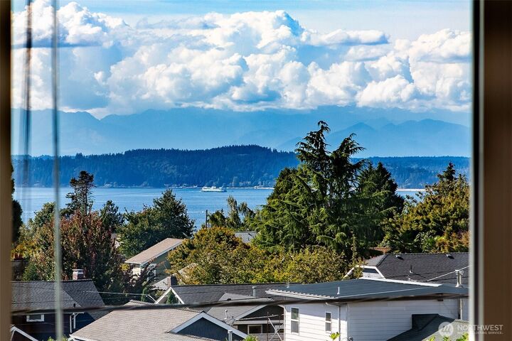 Property Photo:  5953  California Avenue SW 2C  WA 98136 