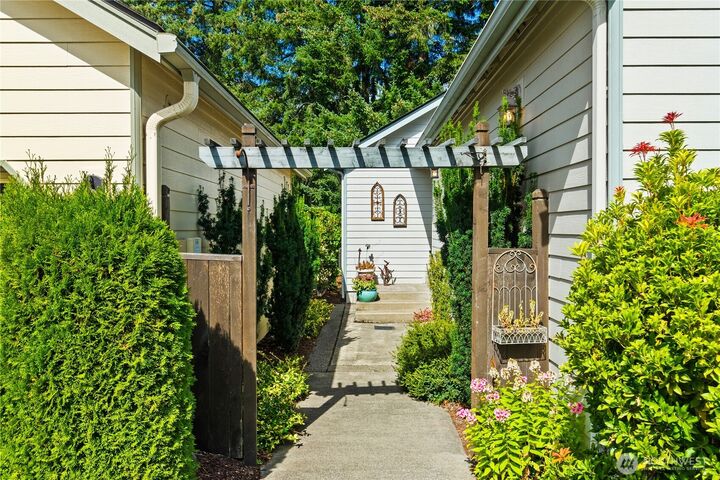 Property Photo: 5611 Devonshire Street SE WA 98501