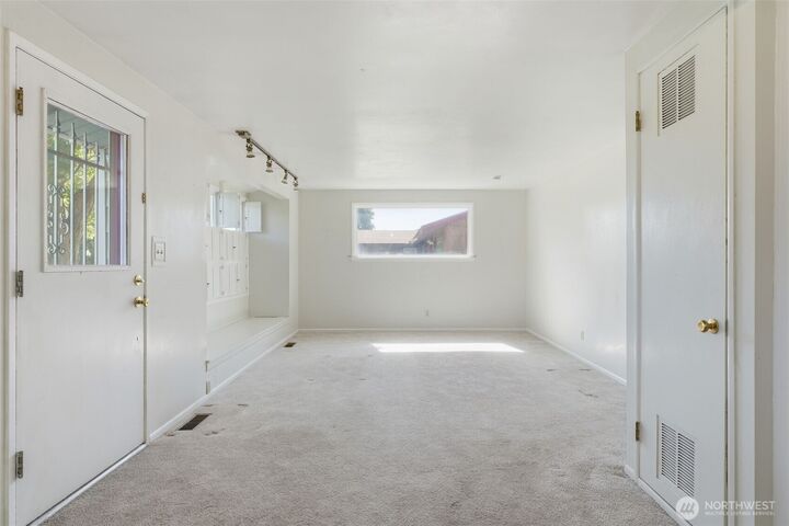 Property Photo: 616 S 2nd Avenue WA 99344