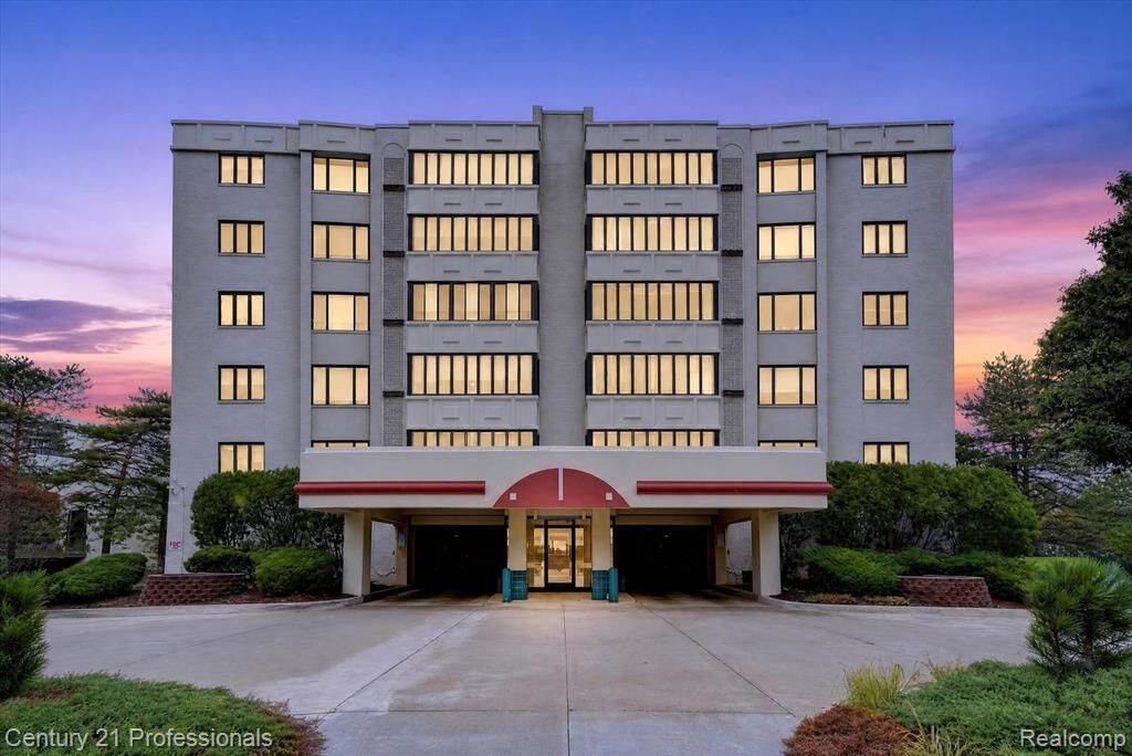 Property Photo:  43000 12 Oaks Crescent Drive 4022  MI 48377 