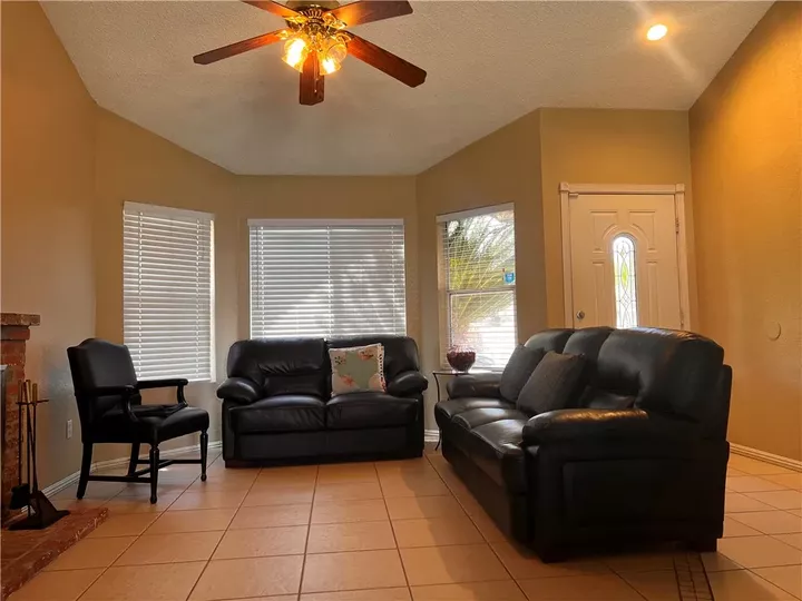 Property Photo:  1825 Gable View Street  CA 93550 